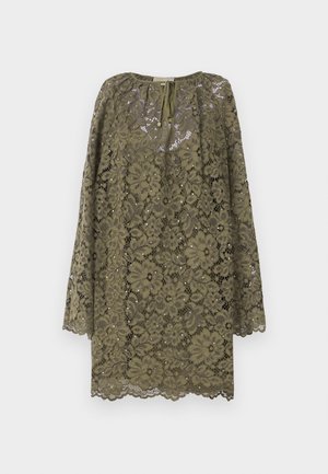 Rochie din dantelă de culoare verde măsliniu, cu mâneci lungi, model floral, decolteu rotund și închidere cu panglică în față. Detaliu cu margine zimțată.