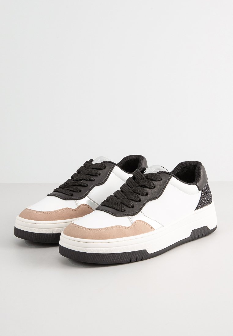 Sneaker bianchi e nere con accenti beige, dotati di un retro testurizzato, suola spessa in gomma e lacci piatti. Materiali lisci e durevoli.