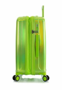 Valigia rigida di colore verde brillante con una finitura testurizzata. Dotata di manico telescopico, doppie cerniere e quattro robuste ruote girevoli.