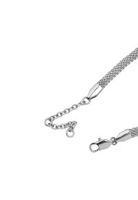 Srebrny naszyjnik łańcuchowy z wzorem siateczki, zapięciem typu karabińczyk oraz regulowaną długością łańcuszka zakończoną małym kółkiem.