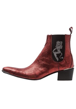 Stivaletto alla caviglia rosso metallizzato con texture, punta appuntita, pannello laterale elastico nero con grafica donna diavolo argento e tacco basso a blocchetto.