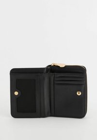 Czarny skórzany portfel ze złotymi okuciami, ochroną RFID, zamknięciem na zamek, przegródkami na karty oraz siateczkowym okienkiem na identyfikator. Gładka tekstura, kompaktowy design.