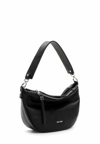Czarna skórzana torba na ramię o zaokrąglonym kształcie, z pojedynczym paskiem, srebrnymi okuciami i podwójnymi zamkami błyskawicznymi. Na torbie dyskretne logo marki.