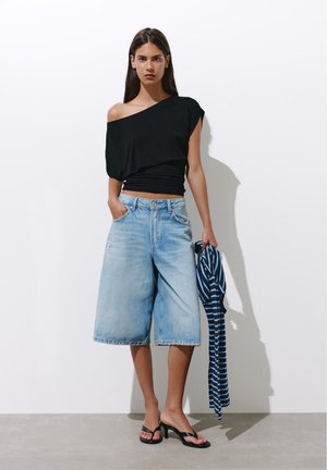 PULL&BEAR, GATHERED ASYMETRIC TOP - ASYMMETRIC TOP - T-shirt imprimé - black