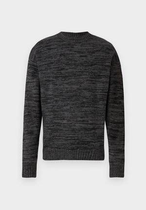 Un pull en maille noir et gris foncé marbré, à manches longues et col rond, présenté à plat sur un fond blanc.
