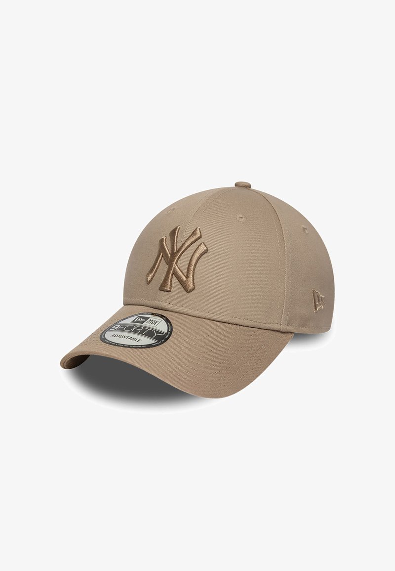 Barna baseball sapka hímzett NY logóval, amely színben illik a sapkához, állítható hátpánttal és enyhén ívelt napellenzővel.