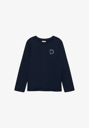 Chemise à manches longues bleu marine avec col rond et petit logo circulaire blanc sur la poitrine gauche portant les mots "S. Oliver, Cool Kids, Be Nice."