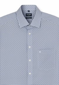 Weißes Hemd mit Knopfleiste, das ein blaues geometrisches Muster aufweist. Es besteht aus glattem Stoff, hat einen strukturierten Kragen und eine Brusttasche.