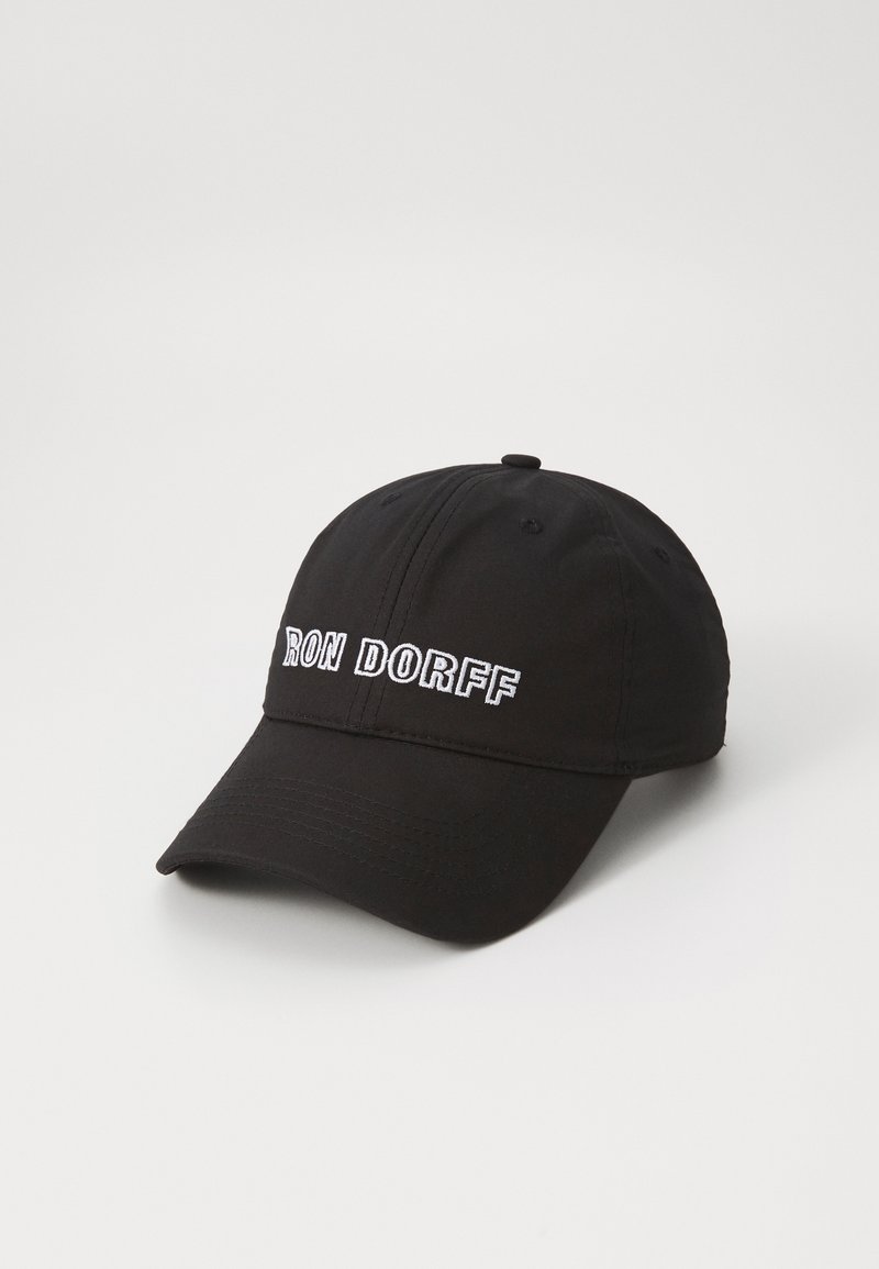 Mustas kangast baseballi müts, millel on esiküljel valged tikitud sõnad "RON DORFF". Kõver visor ja kuue paneeli disain.