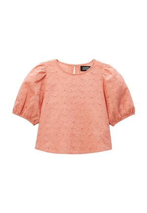 Blouse rose à manches courtes bouffantes avec broderie florale en œillet, dotée d'un col rond et d'une fermeture boutonnée au dos.