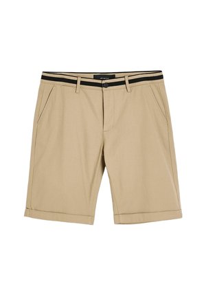 Beżowe męskie spodenki z czarnym paskiem w pasie, zapinane na guziki z przodu, z bocznymi kieszeniami i podwiniętymi nogawkami.