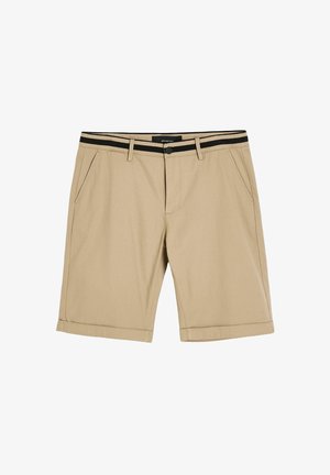 Beżowe męskie spodenki z czarnym paskiem w pasie, zapinane na guziki z przodu, z bocznymi kieszeniami i podwiniętymi nogawkami.