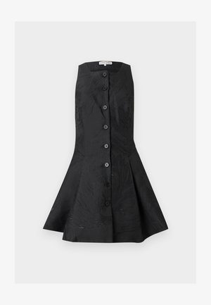 Črna brezrokavna razširjena obleka z gumbi na sprednji strani in subtilnim cvetličnim žakarskim vzorcem, oblikovala Stine Goya.