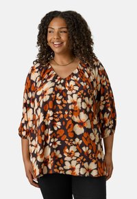 Blusa floreale marrone scuro con motivi arancioni e crema, caratterizzata da una scollatura a V e maniche a sbuffo a 3/4 con dettaglio arricciato.