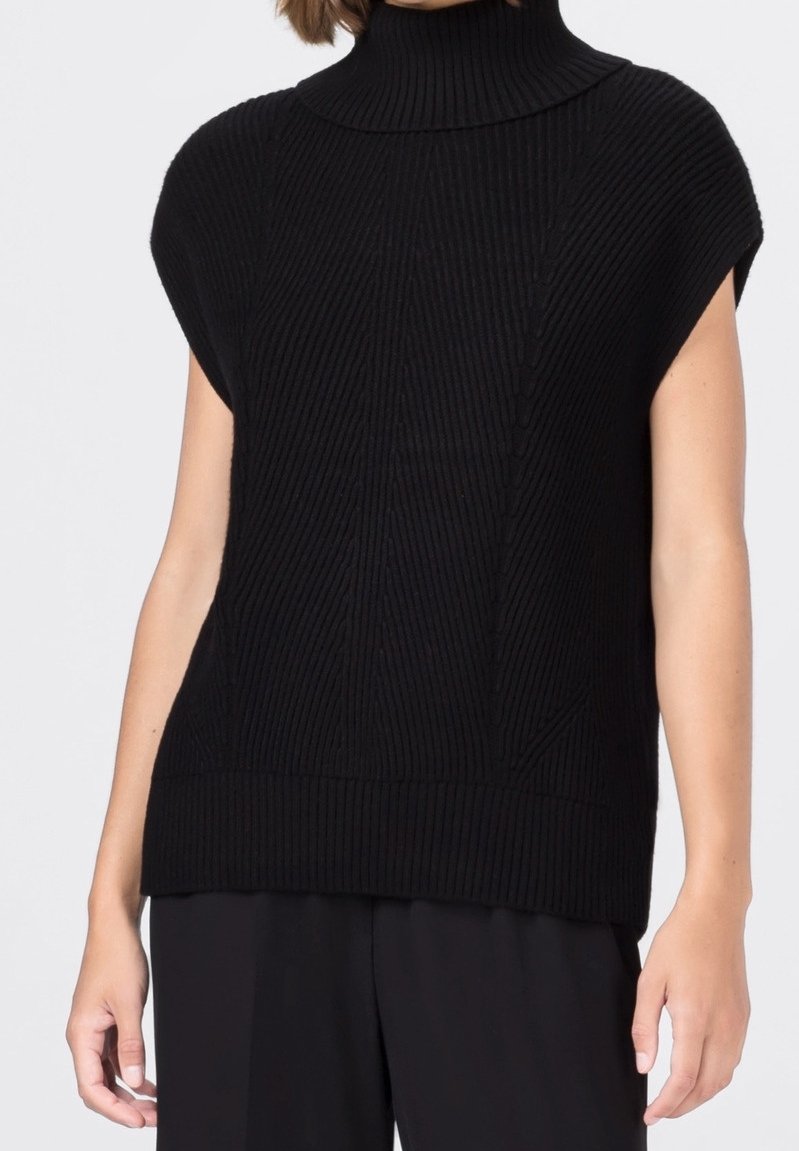 Svart mock turtleneck strikkad topp med korta ärmar, med ribbat mönster och vertikal detalj, utformad för en löst sittande passform.