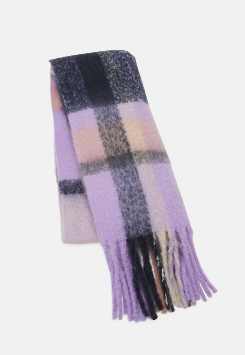 Écharpe en laine douce pliée avec un motif à carreaux violet, rose, noir et beige, et des extrémités effilochées sur un fond blanc.