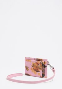 Portafoglio rosa realizzato in materiale sintetico testurizzato, con stampa floreale, tre scomparti per carte e una tracolla staccabile.
