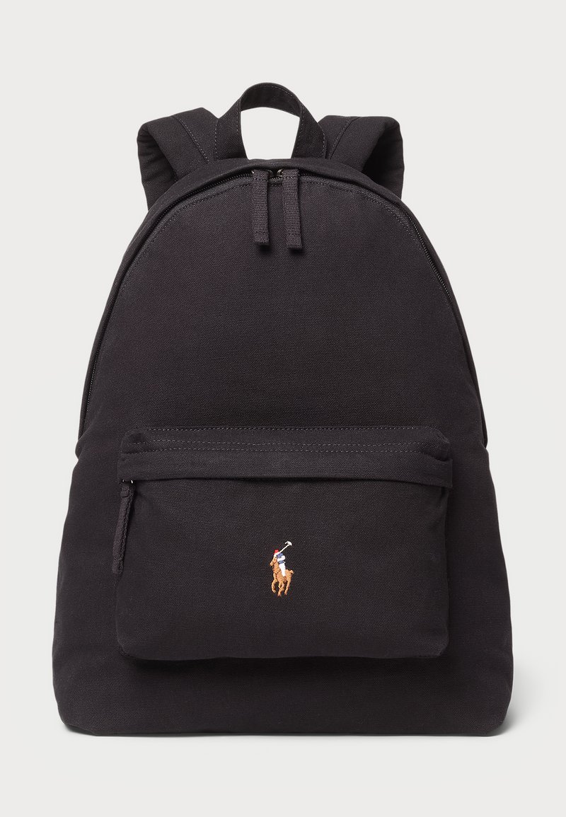 Rucsac negru din material textil, cu bretele ajustabile, un buzunar frontal cu fermoar și un mic logo brodat cu un cal și un călăreț. Design simplu și elegant.