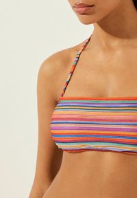 Randig bandeau bikinitopp med flerfärgade horisontella ränder i nyanser av rosa, orange, blå och grön. Inkluderar tunna, justerbara band.
