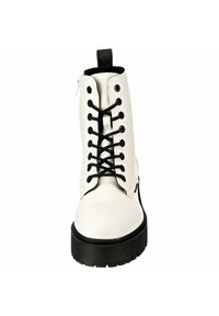 Weiße Kampfstiefel mit schwarzen Schnürsenkeln, einer robusten schwarzen Sohle und Reißverschlussdetails an der Seite. Mit einer Schlaufe an der Rückseite für ein einfaches Anziehen.