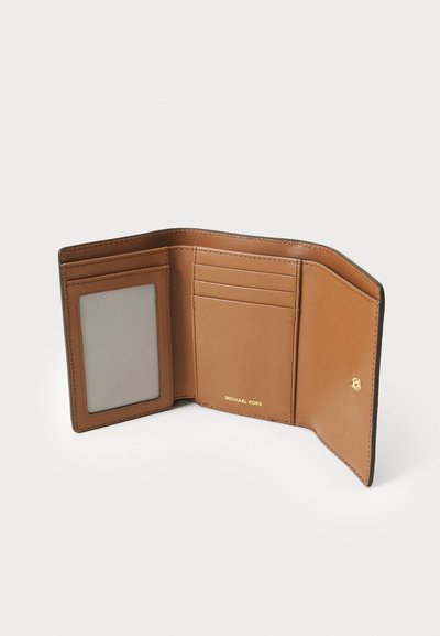 Portefeuille en cuir brun avec plusieurs emplacements pour cartes, fenêtre ID transparente et détail du logo doré. Fermé par un bouton-pression pour une fermeture sécurisée.