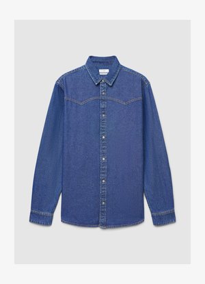 Chemise en denim bleu foncé, dotée d'un col classique, d'une fermeture boutonnée à l'avant, de manches longues, et de coutures contrastées le long des coutures.