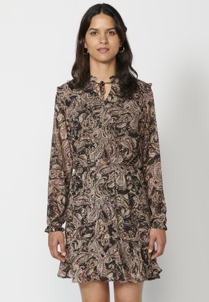 Abito nero a maniche lunghe con motivo paisley in sfumature di marrone e crema. Presenta un colletto a volant e un dettaglio con fiocco sullo scollo.