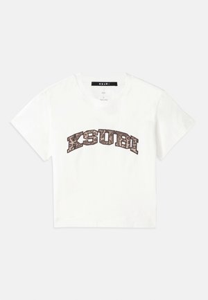 Hvit kortermet t-skjorte laget av bomull, med et brunt camomønster "KSUBI"-logo over brystet. Korte ermer og rund hals.