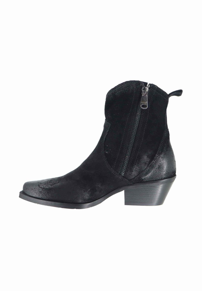 Stivaletto in suede nero con zip laterale, tacco basso impilato, punta tonda e linguetta sul retro.