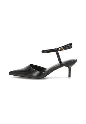 Zapato negro de tacón kitten con punta puntiaguda, correa delgada en el tobillo y pequeña hebilla dorada sobre fondo blanco.