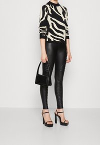 Object Trui - black