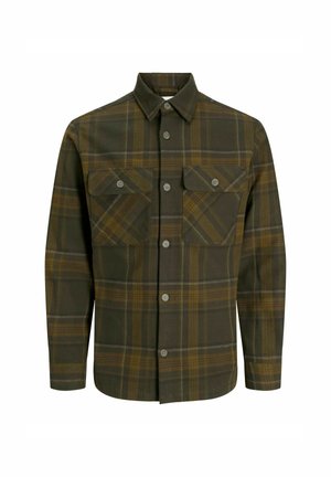 Camisa de cuadros verde oliva, hecha de una tela suave, con dos bolsillos en el pecho, cierre frontal de botones y acentos amarillos contrastantes en el patrón.