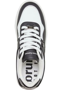 Hvite sneakers med svarte aksenter, teksturert lær- og tekstiloverdel, flate hvite lisser, polstret krage og logo på tungen.