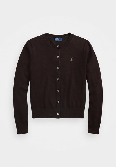 Cardigã castanho feito de material suave, com gola redonda, botões frontais e um pequeno logótipo bordado no peito.