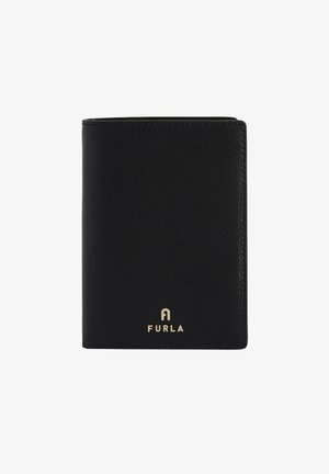 Portefeuille en cuir noir avec une finition texturée, présentant un logo "FURLA" doré en bas. Forme rectangulaire compacte, design simple.