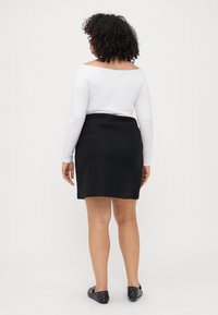 Vero Moda Curve VMCFORTUNEALLISON SHORT - Áčková sukně - black