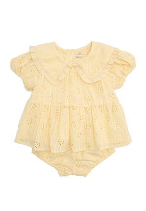 Lysegul babykjole med puffærmer, bølget krave, hulbroderede blomsterdetaljer og matchende bloomers under.