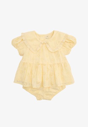 Lysegul babykjole med puffærmer, bølget krave, hulbroderede blomsterdetaljer og matchende bloomers under.