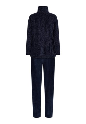 Navy fleece loungewear sæt bestående af en lang, højhalset top med leopardmønster og matchende ensfarvede bukser. Blød tekstur.