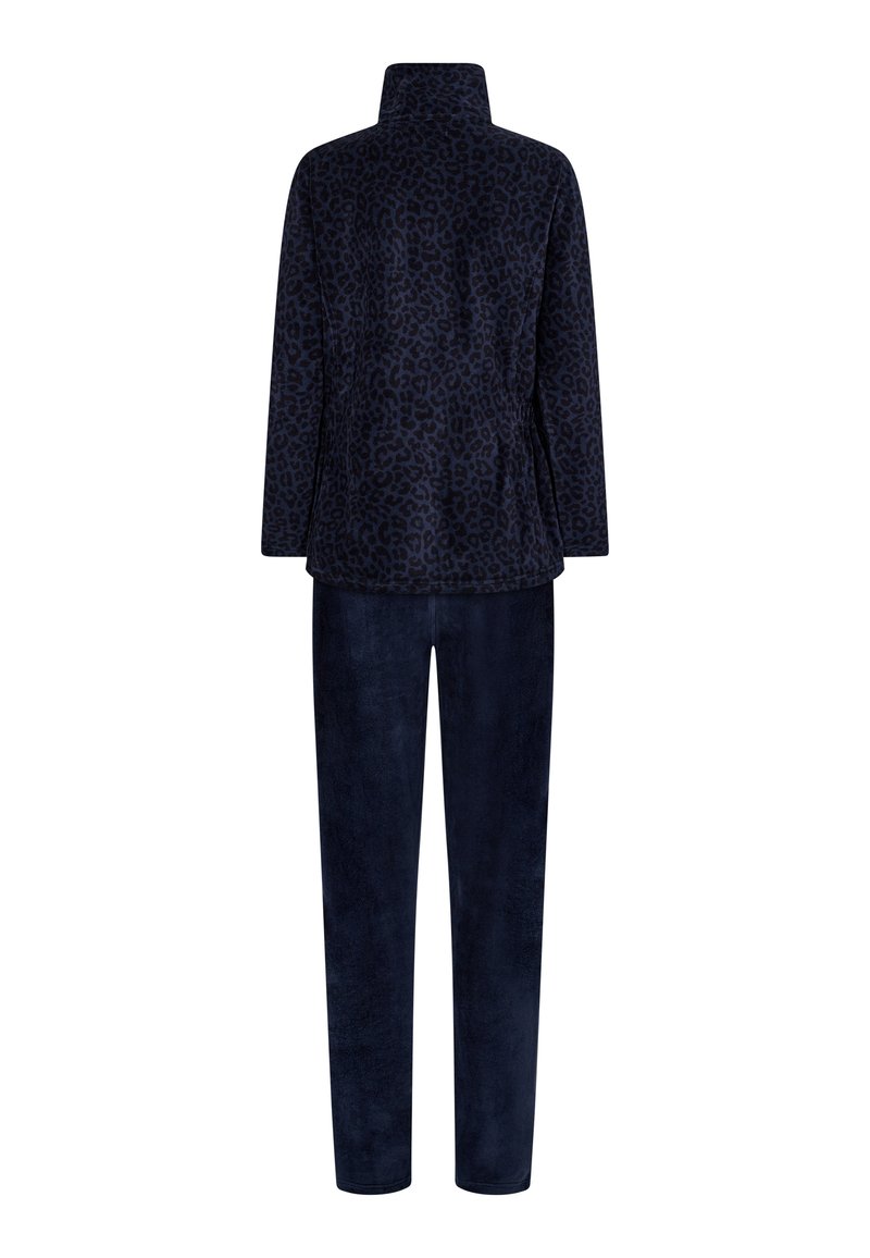 Navy fleece loungewear sæt bestående af en lang, højhalset top med leopardmønster og matchende ensfarvede bukser. Blød tekstur.
