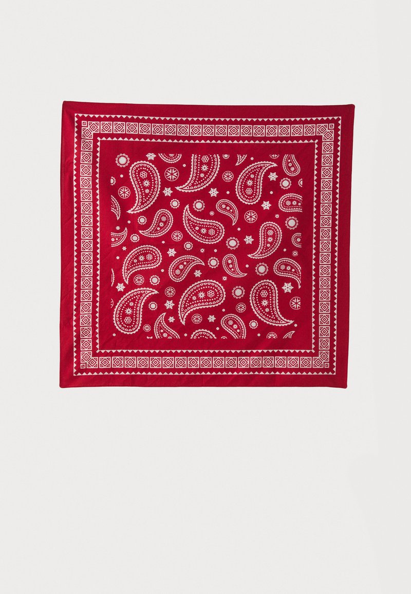 Röd bandana med vitt paisleymönster och blommor, med en dekorativ kant av geometriska former. Mjuk tygtextur, fyrkantig form.