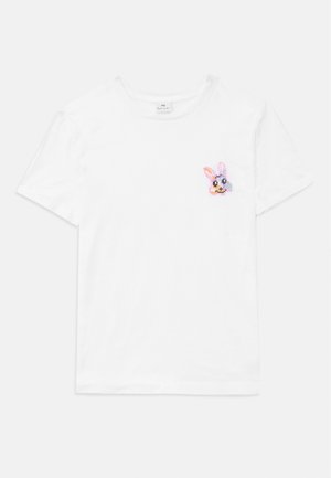 Weißes Baumwoll-T-Shirt mit einem mehrfarbigen gestickten Hasenmotiv auf der linken Brust. Kurze Ärmel und runder Ausschnitt.