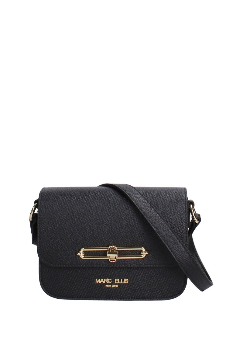 Zwarte gestructureerde leren crossbody tas met een platte vorm, goudkleurige hardwareaccenten en een schouderriem. Voorzien van een geperst merlogo.