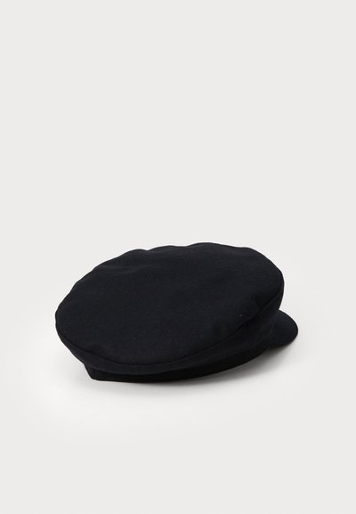 Must must berett musta, millel on ümar, pehme kroon ja väike, kumer ääre. Tekstuur paistab olevat sile ja kergelt struktuurne.