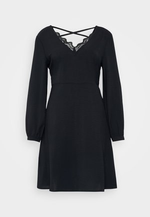 Μαύρο φόρεμα με V-ντεκολτέ και δαντελένιο τ acabamento, μακριά φουσκωτά μανίκια και σταυρωτή λεπτομέρεια στην πλάτη; φτιαγμένο από μαλακό, ελαφρύ ύφασμα.