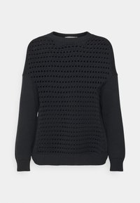 Svart stickad tröja med ett öppet mönster framtill, enhetliga mörka ärmar, ribbade mudd och rundad halsringning. Strukturerad finish över hela plagg.