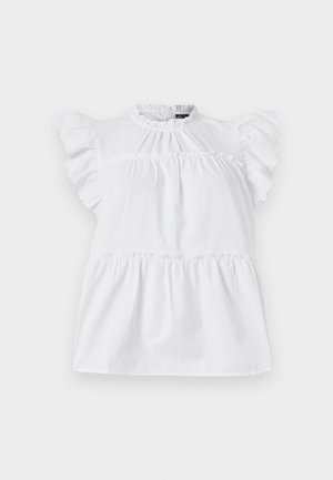 Blouse en coton blanche avec des manches courtes à volants, un col rond, une taille froncée et des éléments de design en étages. Texture lisse, style simple.