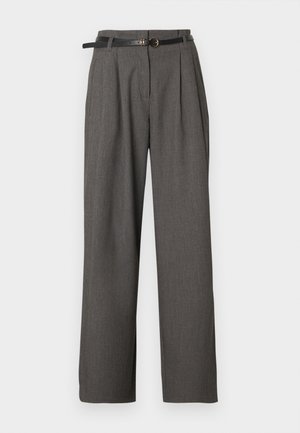 Sivé široké nohavice na mieru s záhybmi a úzky čierny opasok so zlatou okrúhlou prackou.