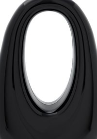 Oggetto in ceramica nera con una forma elegante e curva, dalla finitura lucida, caratterizzato da un'apertura centrale ovale che sottolinea linee morbide.