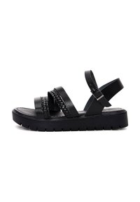 Sandalo nero con più cinturini, incluso un design intrecciato. Suola in gomma spessa con una superficie testurizzata per una migliore aderenza e chiusura regolabile con fibbia.